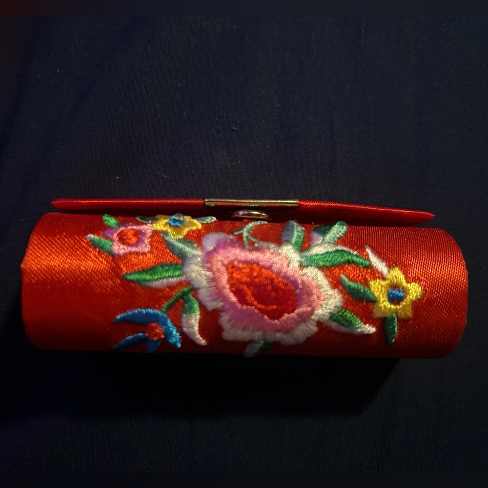 Lipstick holder with flower design